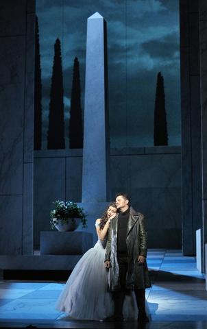 Nadine Sierra (Lucia), Piotr Beczala (Edgardo), Lucia di Lammermoor, Gaetano Donizetti. San Francisco Opera, 2015-16. Photographer: Cory Weaver/San Francisco Opera.