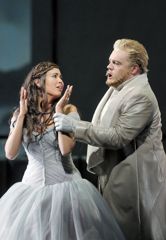 Nadine Sierra (Lucia), Brian Mulligan (Enrico), Lucia di Lammermoor, Gaetano Donizetti. San Francisco Opera, 2015-16. Photographer: Cory Weaver/San Francisco Opera.