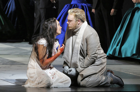 Nadine Sierra (Lucia), Brian Mulligan (Enrico), Lucia di Lammermoor, Gaetano Donizetti. San Francisco Opera, 2015-16. Photographer: Cory Weaver/San Francisco Opera.