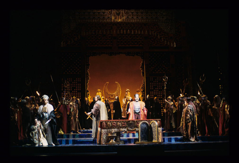 Elizabeth Bishop (Fenena), Roberto Scandiuzzi (Zaccaria), Gwyn Hughes Jones (Ismaele), Paolo Gavanelli (Nabucco), Andrea Gruber (Abigaille), Chorus, Nabucco, Giuseppe Verdi. San Francisco Opera, 1999-2000. Photographer: Ken Friedman/San Francisco Opera.