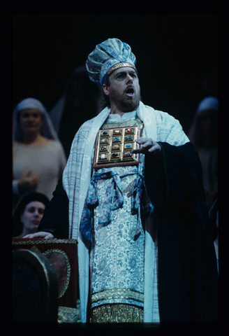 Roberto Scandiuzzi (Zaccaria), Nabucco, Giuseppe Verdi. San Francisco Opera, 1999-2000. Photographer: Ken Friedman/San Francisco Opera.