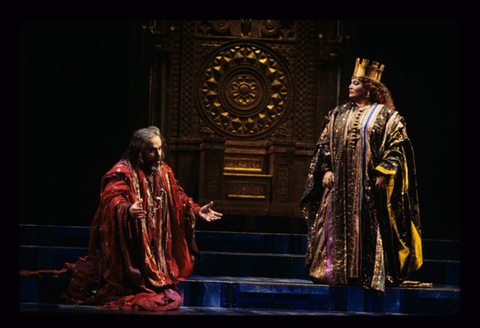 Paolo Gavanelli (Nabucco), Andrea Gruber (Abigaille), Nabucco, Giuseppe Verdi. San Francisco Opera, 1999-2000. Photographer: Ken Friedman/San Francisco Opera.