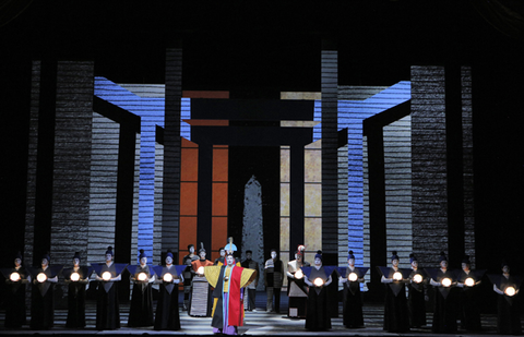 Anthony Reed (Speaker), Alfred Reiter (Sarastro), Chorus, Die Zauberflöte, Wolfgang Amadeus Mozart. San Francisco Opera, 2015-16. Photographer: Cory Weaver/San Francisco Opera.