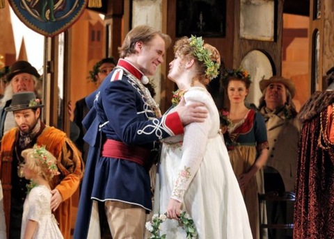 Brandon Jovanovich (Walther von Stolzing), Rachel Willis-Sorensen (Eva), Ensemble, Die Meistersinger von Nürnberg, Richard Wagner. San Francisco Opera 2015-16. Photographer: Cory Weaver/San Francisco Opera.