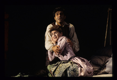 Luis Lima (Rodolfo), Maria Bayo (Mimì), La Bohème, Giacomo Puccini. San Francisco Opera, 1999-2000. Photographer: Ken Friedman/San Francisco Opera.