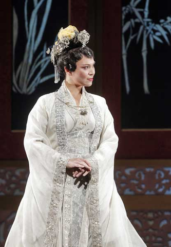 Irene Roberts (Bao Chai), Dream of the Red Chamber, Bright Sheng. San Francisco Opera, 2016-17. Photographer: Cory Weaver/San Franicsco Opera.