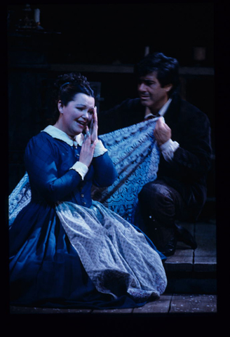 Rosalind Sutherland (Mimì), Luis Lima (Rodolfo), La Bohème, Giacomo Puccini. San Francisco Opera, 1999-2000. Photographer: Ken Friedman/San Francisco Opera.