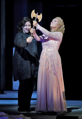 Christine Goerke (Elektra), Adrianne Pieczonka (Chrysothemis), Elektra, Richard Strauss. San Francisco Opera, 2017-18. Photographer: Cory Weaver/San Francisco Opera.