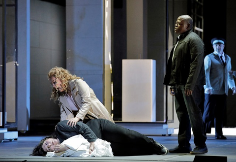 Christine Goerke (Elektra), Adrianne Pieczonka (Chrysothemis), Alfred Walker (Orest), Elektra, Richard Strauss. San Francisco Opera, 2017-18. Photographer: Cory Weaver/San Francisco Opera.