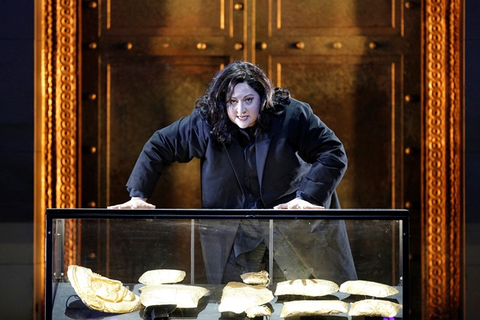 Christine Goerke (Elektra), Elektra, Richard Strauss. San Francisco Opera, 2017-18. Photographer: Cory Weaver/San Francisco Opera.