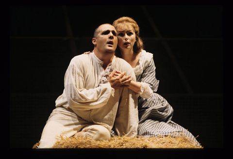 Raymond Very (Tom Rakewell), Rebecca Evans (Anne Truelove), The Rake's Progress, Igor Stravinsky. San Francisco Opera, 1999-2000. Photographer: Ken Friedman/San Francisco Opera.