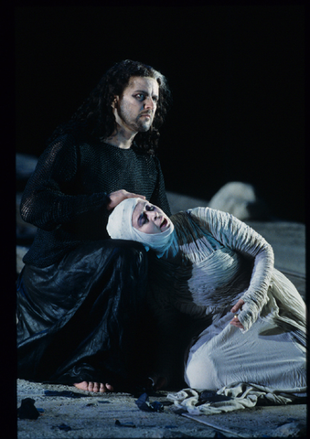 Christopher Ventris (Parsifal), Catherine Malfitano (Kundry), Parsifal, Richard Wagner. San Francisco Opera, 1999-2000. Photographer: Ken Friedman/San Francisco Opera.