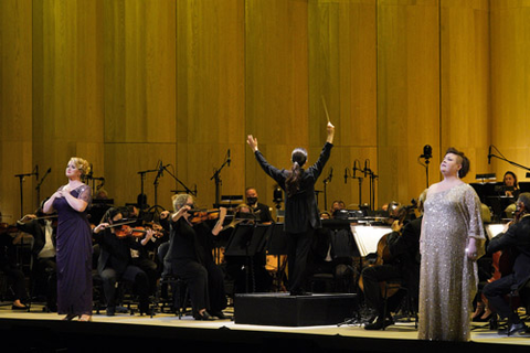 Rachel Willis-Sørensen (left) and Jamie Barton (right) with Eun Sun Kim and the San Francisco Opera Orchestra at "The Homecoming" concert, September 10, 2021 Photo: Cory Weaver/San Francisco Opera