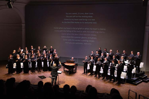 San Francisco Opera Chorus Director Ian Robertson conducting the world premiere of Cava Menzies' "Invitation to Love" at "San Francisco Opera Chorus in Concert," December 11, 2021. Photo: Matthew Washburn/San Francisco Opera