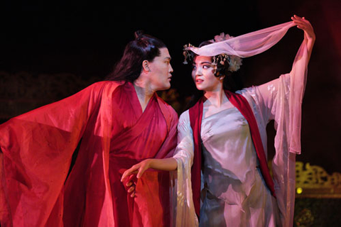 Konu Kim as Bao Yu and Meigui Zhang as Dai Yu in Bright Sheng's "Dream of the Red Chamber." Photo: Cory Weaver/San Francisco Opera