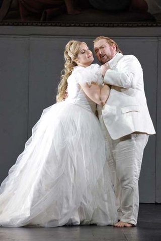 Julie Adams as Elsa and Simon O'Neill as Lohengrin in Wagner's "Lohengrin." Photo: Cory Weaver/San Francisco Opera