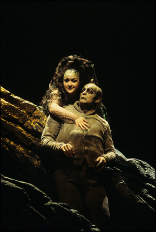 Elena Bocharova (Flosshilde), Tom Fox (Alberich), Das Rheingold, Richard Wagner. San Francisco Opera, 1998-99. Photographer: Marty Sohl/San Francisco Opera.