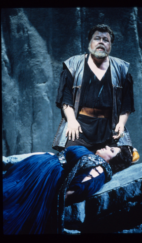 George Gray (Siegfried), Jane Eaglen (Brünnhilde), Siegfried, Richard Wagner. San Francisco Opera, 1998-99. Photographer: Larry Merkle/San Francisco Opera.