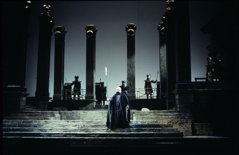 Eric Halfvarson (Hagen), Supernumeraries, Götterdämmerung, Richard Wagner. San Francisco Opera, 1998-99. Photographer: Larry Merkle/San Francisco Opera.