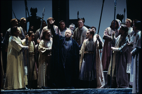 Eric Halfvarson (Hagen), Chorus, Götterdämmerung, Richard Wagner. San Francisco Opera, 1998-99. Photographer: Larry Merkle/San Francisco Opera.