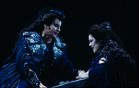 Marjana Lipovsek (Waltraute), Frances Ginzer (Brünnhilde), Götterdämmerung, Richard Wagner. San Francisco Opera, 1998-99. Photographer: Marty Sohl/San Francisco Opera.