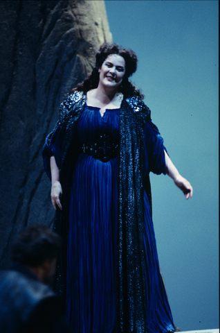 Frances Ginzer (Brünnhilde), Götterdämmerung, Richard Wagner. San Francisco Opera, 1998-99. Photographer: Marty Sohl/San Francisco Opera.