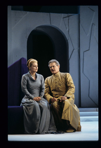 Lorraine Hunt (Ottavia), Robert Lloyd (Seneca), L'Incoronazione di Poppea, Claudio Monteverdi. San Francisco Opera, 1997-98. Photographer: Marty Sohl/San Francisco Opera.