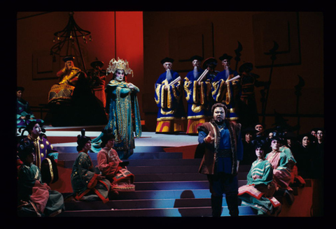 Joseph Frank (Emperor Altoum), Gabriele Schnaut (Turandot), Richard Margison (Calaf), Ensemble, Turandot, Giacomo Puccini. San Francisco Opera, 1998-99. Photographer: Marty Sohl/San Francisco Opera.