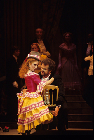 Laura Claycomb (Fiakermilli), Franz Grundheber (Mandryka), Chorus, Arabella, Richard Strauss. San Francisco Opera, 1998-99. Photographer: Marty Sohl/San Francisco Opera.