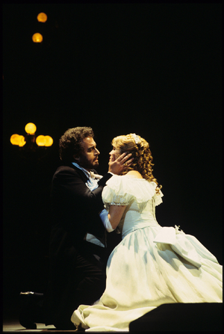 Franz Grundheber (Mandryka), Janice Watson (Arabella), Arabella, Richard Strauss. San Francisco Opera, 1998-99. Photographer: Marty Sohl/San Francisco Opera.