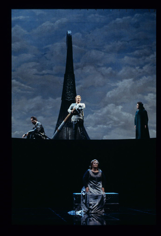 Tom Fox (Kurwenal), Wolfgang Schmidt (Tristan), Violeta Urmana (Brangäne), Elizabeth Connell (Isolde), Tristan und Isolde, Richard Wagner. San Francisco Opera, 1998-99. Photographer: Marty Sohl/San Francisco Opera.