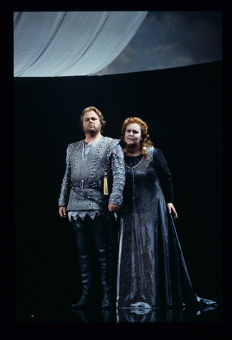 Wolfgang Schmidt (Tristan), Elizabeth Connell (Isolde), Tristan und Isolde, Richard Wagner. San Francisco Opera, 1998-99. Photographer: Marty Sohl/San Francisco Opera.