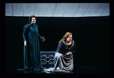 Violeta Urmana (Brangäne), Elizabeth Connell (Isolde), Tristan und Isolde, Richard Wagner. San Francisco Opera, 1998-99. Photographer: Marty Sohl/San Francisco Opera.