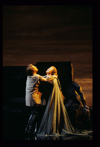 Wolfgang Schmidt (Tristan), Elizabeth Connell (Isolde), Tristan und Isolde, Richard Wagner. San Francisco Opera, 1998-99. Photographer: Marty Sohl/San Francisco Opera.