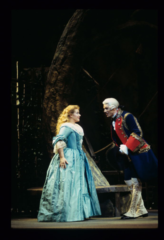 Ruth Ann Swenson (Manon), Rodney Gilfry (Lescaut), Manon, Jules Massenet. San Francisco Opera, 1998-99. Photographer: Marty Sohl/San Francisco Opera.