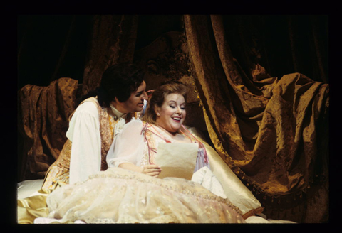 Jerry Hadley (Chevalier des Grieux), Ruth Ann Swenson (Manon), Manon, Jules Massenet. San Francisco Opera, 1998-99. Photographer: Marty Sohl/San Francisco Opera.