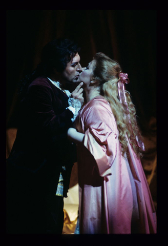 Jerry Hadley (Chevalier des Grieux), Ruth Ann Swenson (Manon), Manon, Jules Massenet. San Francisco Opera, 1998-99. Photographer: Marty Sohl/San Francisco Opera.