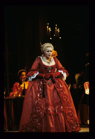 Ruth Ann Swenson (Manon), Ensemble, Manon, Jules Massenet. San Francisco Opera, 1998-99. Photographer: Marty Sohl/San Francisco Opera.