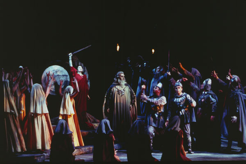 Carol Vaness (Norma), Andrea Silvestrelli (Oroveso), Chorus, Norma, Vincenzo Bellini. San Francisco Opera, 1998-99. Photographer: Marty Sohl/San Francisco Opera.