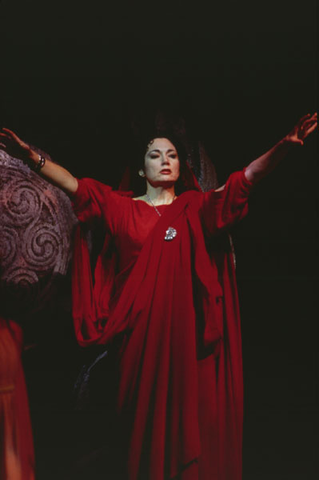 Carol Vaness (Norma), Norma, Vincenzo Bellini. San Francisco Opera, 1998-99. Photographer: Marty Sohl/San Francisco Opera.