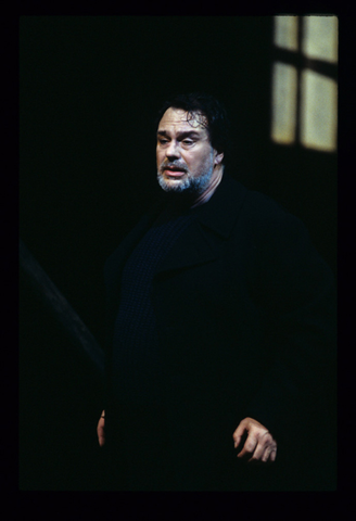 Thomas Moser (Peter Grimes), Peter Grimes, Benjamin Britten. San Francisco Opera, 1998-99. Photographer: Marty Sohl/San Francisco Opera.