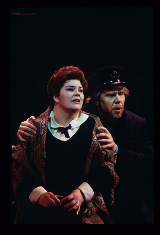 Deborah Riedel (Ellen Orford), Alan Held (Captain Balstrode), Peter Grimes, Benjamin Britten. San Francisco Opera, 1998-99. Photographer: Marty Sohl/San Francisco Opera.