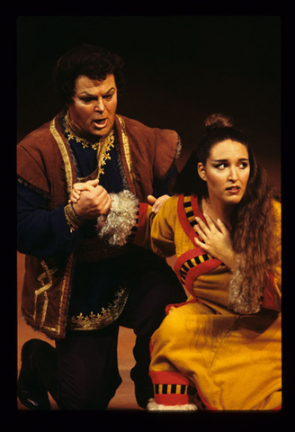 Nicola Martinucci (Calaf), Norah Amsellem (Liù), Turandot, Giacomo Puccini. San Francisco Opera, 1998-99. Photographer: Larry Merkle/San Francisco Opera.