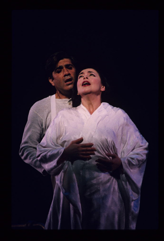 Luis Lima (Pinkerton), Sylvie Valayre (Cio-Cio-San), Madama Butterfly, Giacomo Puccini. San Francisco Opera, 1998-99. Photographer: Marty Sohl/San Francisco Opera.