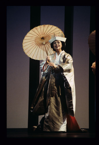 Catherine Malfitano (Cio-Cio-San), Madama Butterfly, Giacomo Puccini. San Francisco Opera, 1997-98. Photographer: Marty Sohl/San Francisco Opera.