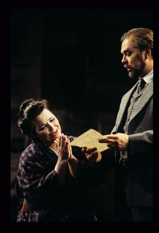 Rosalind Sutherland (Cio-Cio-San), David Okerlund (Sharpless), Madama Butterfly, Giacomo Puccini. San Francisco Opera, 1997-98. Photographer: Marty Sohl/San Francisco Opera.