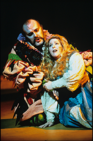 Paolo Gavanelli (Rigoletto), Ruth Ann Swenson (Gilda), Rigoletto, Giuseppe Verdi. San Francisco Opera, 1997-98. Photographer: Ron Scherl/San Francisco Opera.