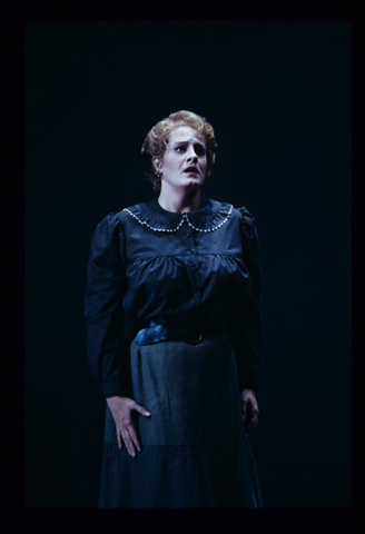 Jeanne-Michèle Charbonnet (Senta), Der Fliegende Holländer, Richard Wagner. San Francisco Opera, 1997-98. Photographer: Marty Sohl/San Francisco Opera.