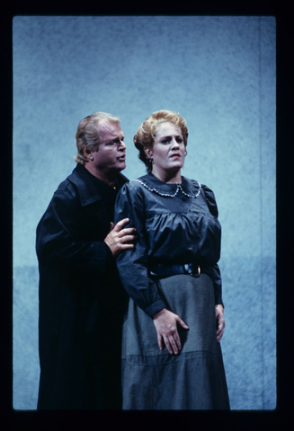 Gösta Winbergh (Erik), Jeanne-Michèle Charbonnet (Senta), Der Fliegende Holländer, Richard Wagner. San Francisco Opera, 1997-98. Photographer: Marty Sohl/San Francisco Opera.