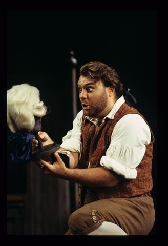 Bryn Terfel (Figaro), Le Nozze di Figaro, Wolfgang Amadeus Mozart. San Francisco Opera, 1997-98. Photographer: Marty Sohl/San Francisco Opera.